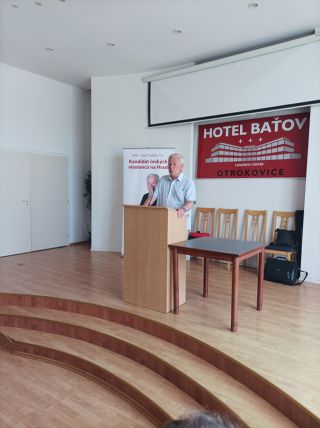 PhDr. Josef Skála, CSc., kandidát českých vlastenců na Hrad besedoval s občany o akutních problémech, falešných receptech a skutečných východiscích